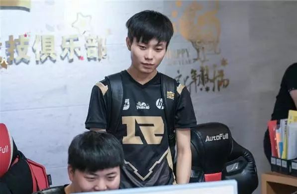 体育中超：奥斯卡当选第14轮最佳球员 职业生涯第二次戴帽